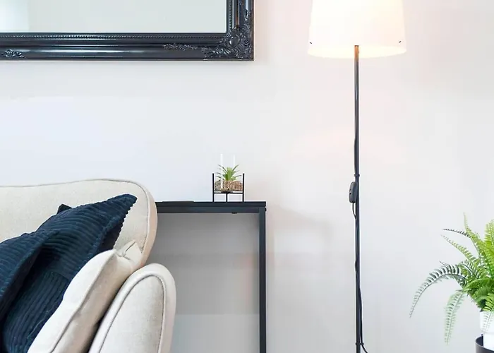 Lägenhet Cosy 2 Bed West End - Easy Public Transport, Minutes From Corn Exchange, Supermarket And Cafe Within Walking Distance *