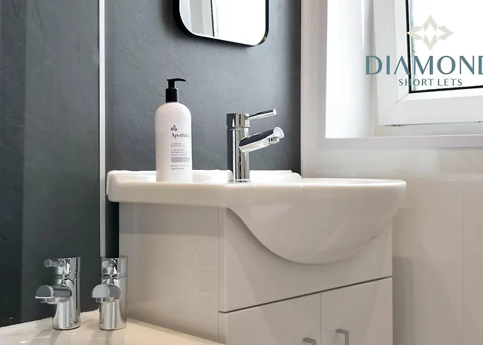 Cosy 2 Bed West End Free Parking