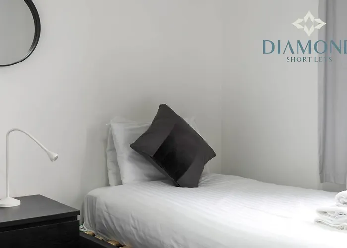 Cosy 2 Bed West End - Easy Public Transport, Minutes From Corn Exchange, Supermarket And Cafe Within Walking Distance Lägenhet *