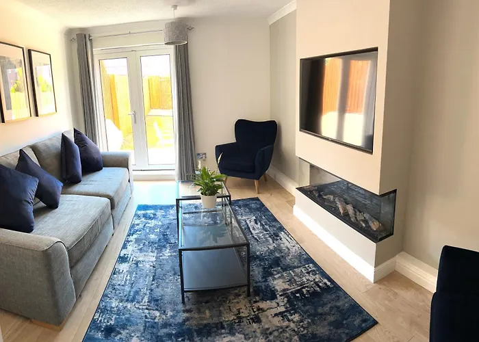 3 Bedroom - 2 Bathroom Townhouse In Corstorphine Near Murrayfield Stadium - Direct Bus To Centre In 20 Minutes - Two Private Parking Spaces - Private Sunny Garden - Recently Refurbished * Edinburgh