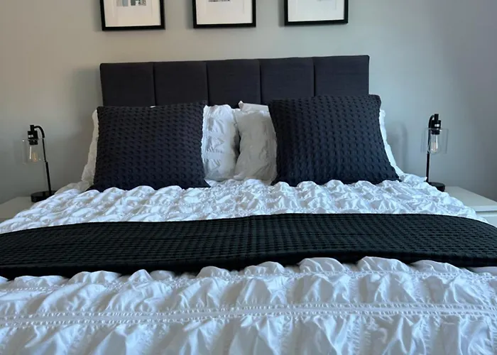3 Bedroom - 2 Bathroom Townhouse In Corstorphine Near Murrayfield Stadium - Direct Bus To Centre In 20 Minutes - Two Private Parking Spaces - Private Sunny Garden - Recently Refurbished * Edinburgh