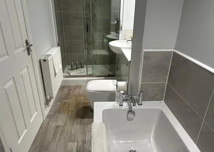3 Bedroom - 2 Bathroom Townhouse In Corstorphine Near Murrayfield Stadium - Direct Bus To Centre In 20 Minutes - Two Private Parking Spaces - Private Sunny Garden - Recently Refurbished * Edinburgh