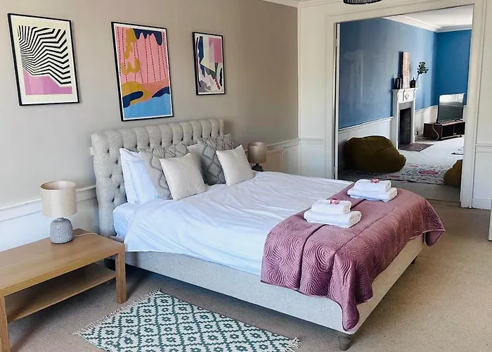 Super Spacious 4 Bed, Sleeps 6 Edimburgo