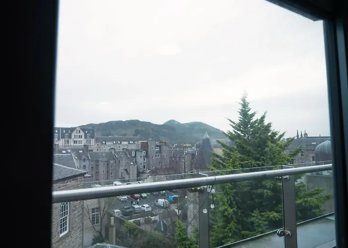 Living At Lady Nicolson Court Appartamento Edimburgo