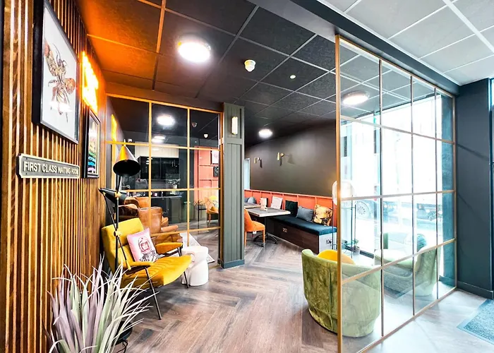 Living At Lady Nicolson Court Appartamento *