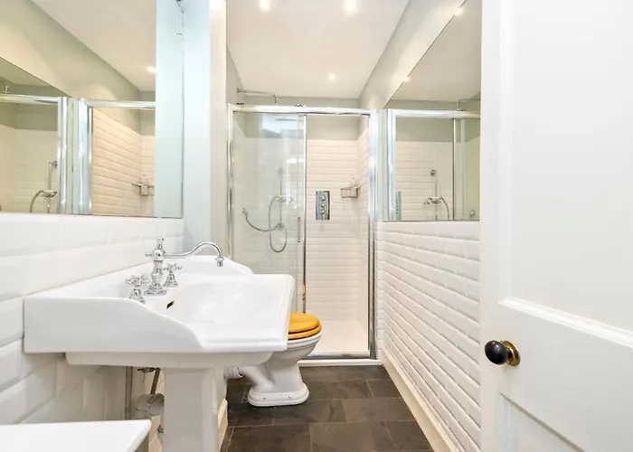 Charming With 2-bathroom And Private Entrance אדינבורו