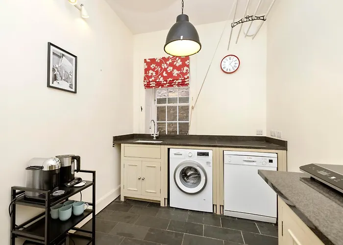 Charming With 2-bathroom And Private Entrance דירה