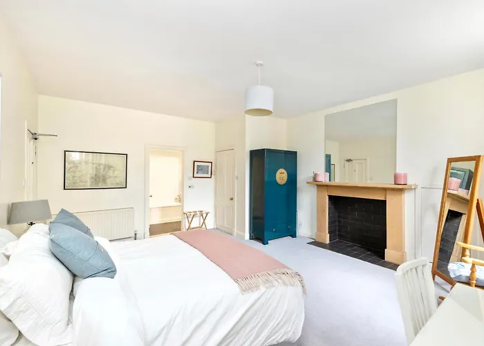 Charming With 2-bathroom And Private Entrance *