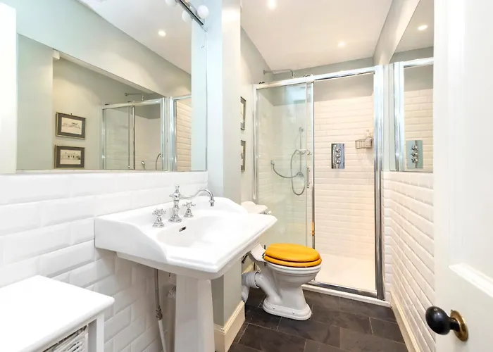 Charming With 2-bathroom And Private Entrance דירה *
