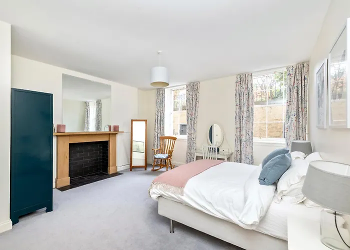 Charming With 2-bathroom And Private Entrance אדינבורו