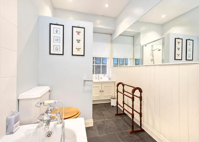 Charming With 2-bathroom And Private Entrance * אדינבורו