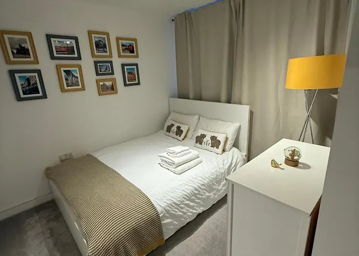 Double Bedroom With Dedicated Private Bathroom Accommodatie bij particulieren *