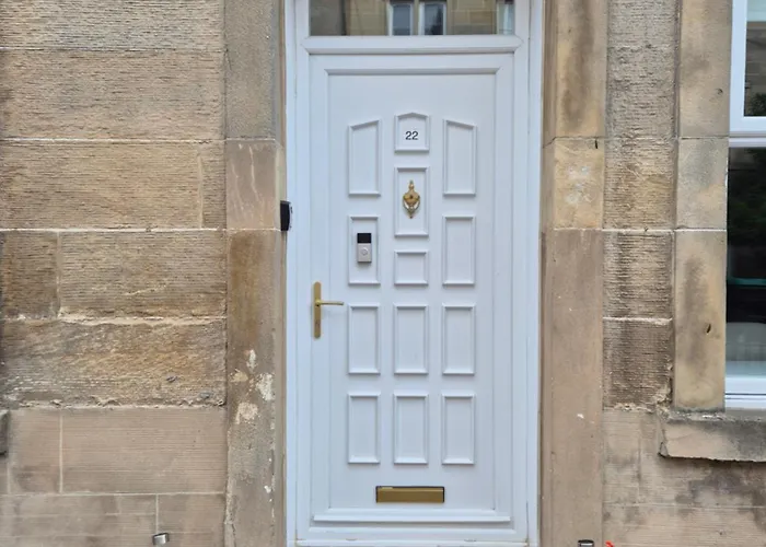 Beautiful Ground Floor Flat Near Haymarket *
