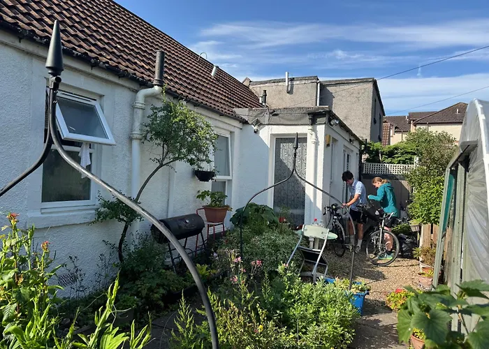 Charming 3 Bed , Private Budget , Free Street Parking , Fibre Optic Internet , Garden Bed & Breakfast Edinburgh