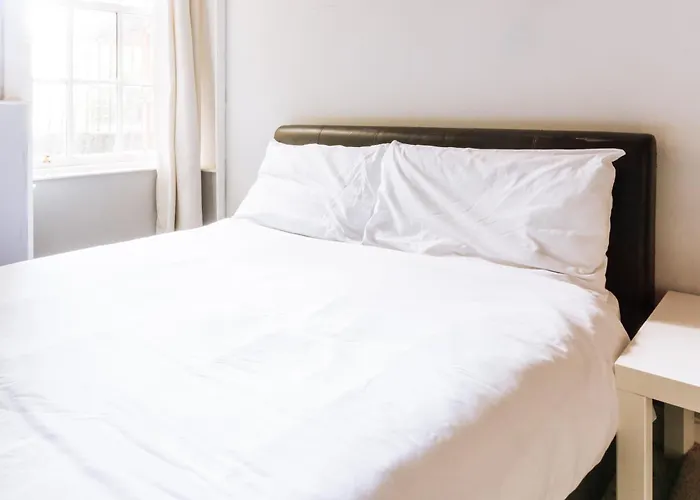 Homely 3 Bedroom In The Heart Of Apartament *