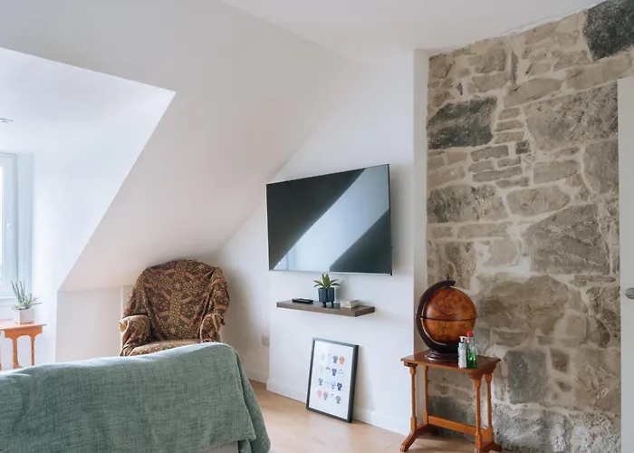 & Modern 2bd Flat -
