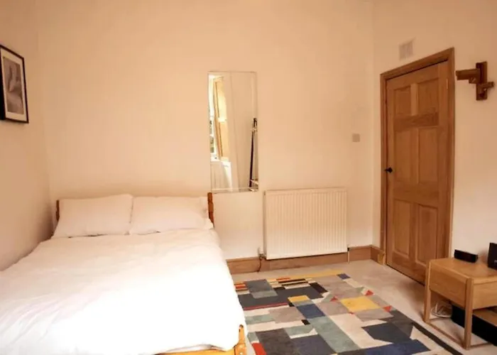 Elegant & Sunny 2bd Basement Stay, Edinburgh! *