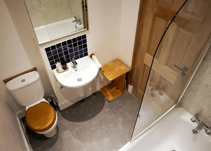 Elegant & Sunny 2bd Basement Stay, Edinburgh! דירה