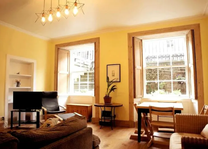 Апартаменты Elegant & Sunny 2bd Basement Stay, Edinburgh!
