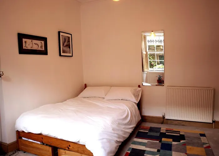Elegant & Sunny 2bd Basement Stay, Edinburgh! דירה אדינבורו