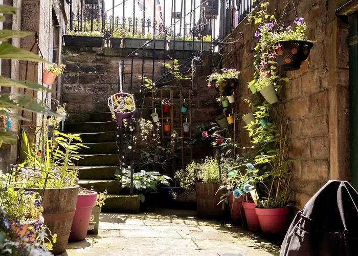 דירה Elegant & Sunny 2bd Basement Stay, Edinburgh! אדינבורו