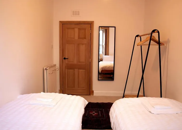 Elegant & Sunny 2bd Basement Stay, Edinburgh! * Эдинбург