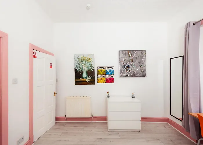 Central Edinburgh Apartment By The Castle *