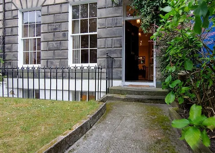 Spacious Flat Near Centre Daire