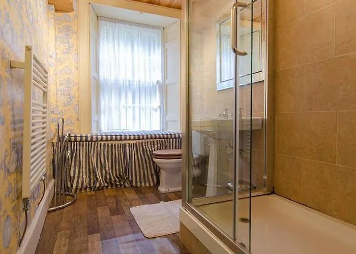 Spacious Flat Near Centre Edinburgh