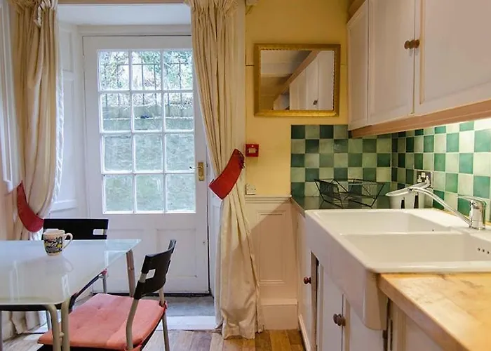 Spacious Flat Near Centre Edinburgh