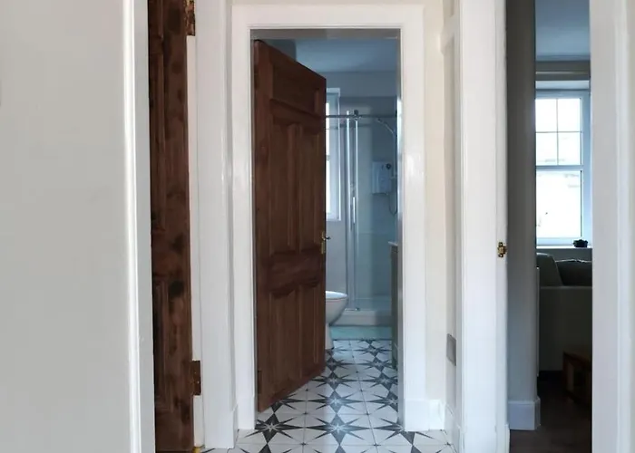 Stylish Top-floor Flat - Leith *