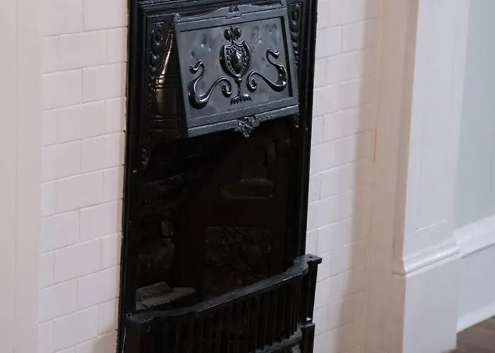 Stylish Top-floor Flat - Leith *