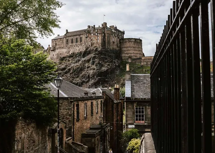 Spacious Boutique Two-bedroom Next To The Castle Apartment
