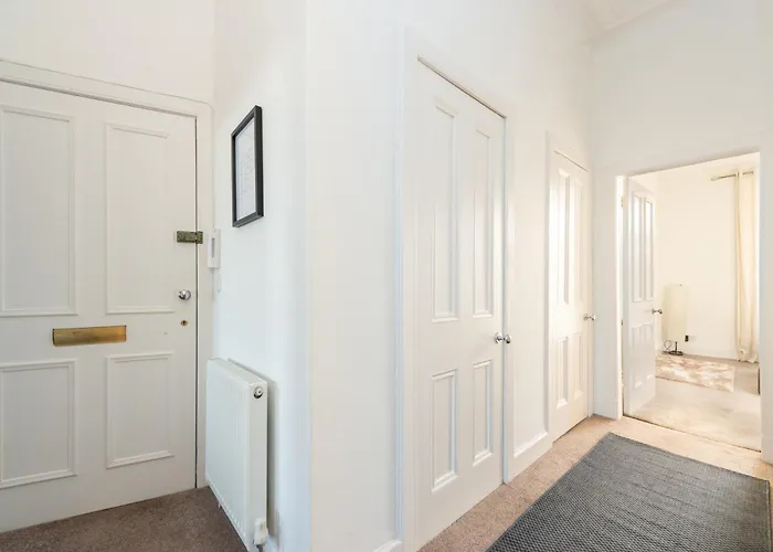 Cosy 2-bedroom Flat Close To Centre 公寓 *