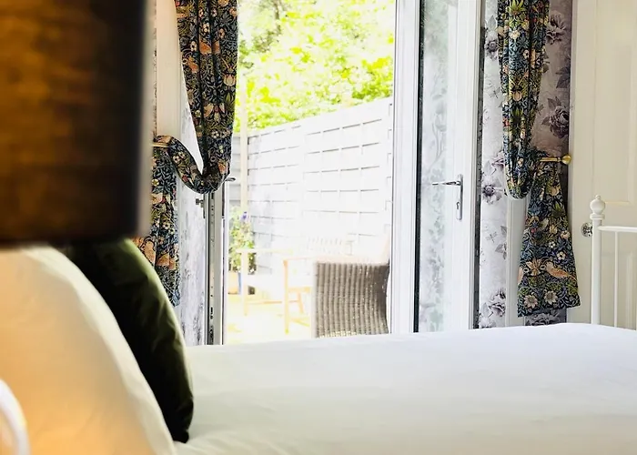 Centre Escape With Private Garden Apartment *