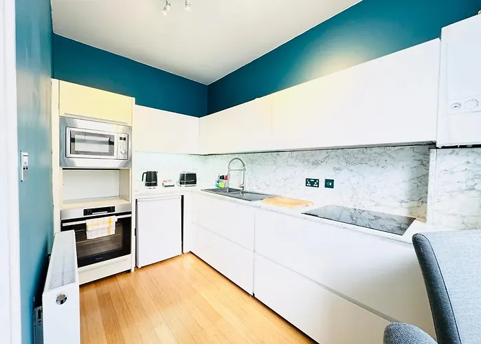 Apartment Centre Escape With Private Garden *