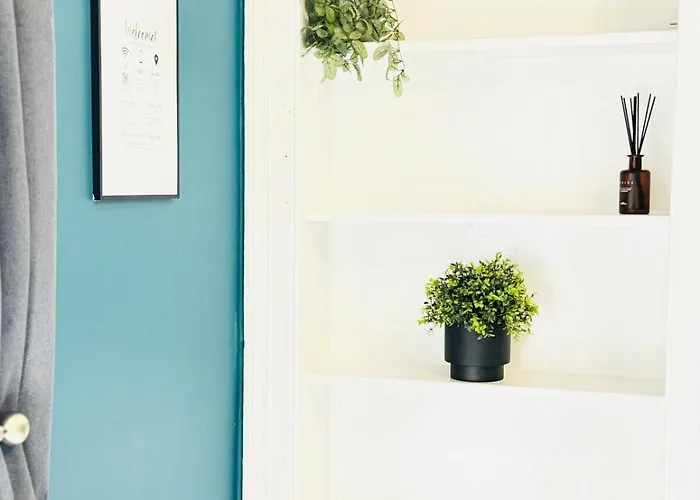 Centre Escape With Private Garden Apartment *