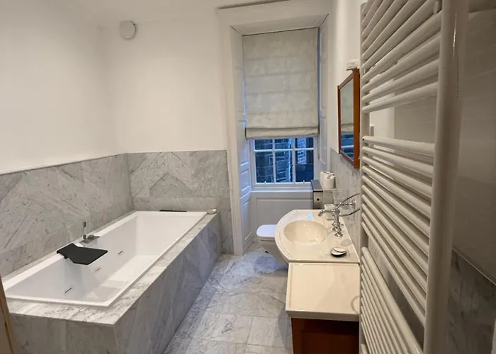 Entire In Centre Edinburgh