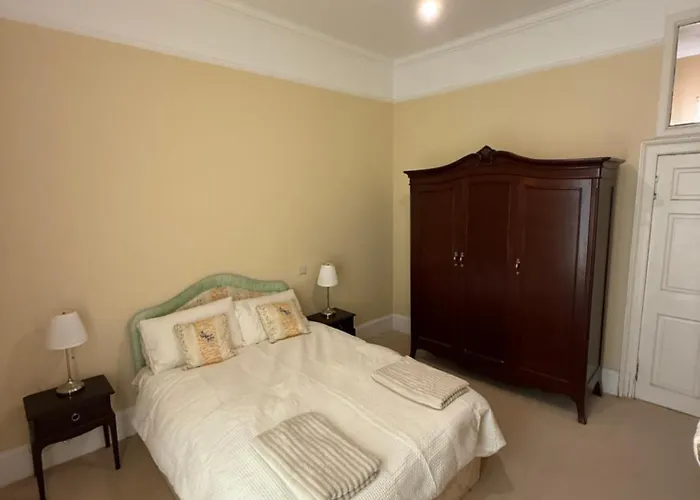 Entire In Centre Daire *