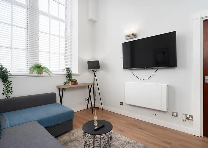 2bed-2bath Flat, Centre *