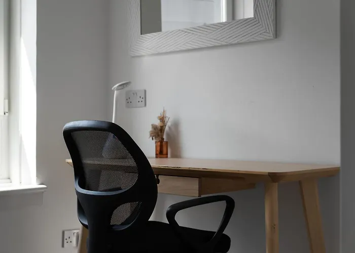 Holyrood Duplex 3-bedroom 아파트