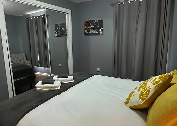 Two Bedroom Flat Close To Meadows With Free Parking By Parking Permit