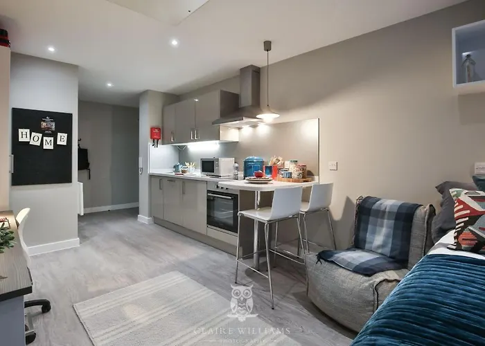 For Students Only - Kings Stables Road In אדינבורו