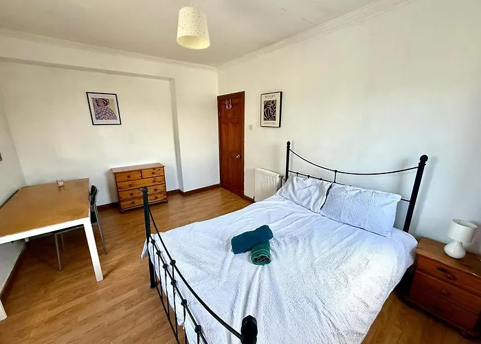 Spacious 3 Bedroom Flat Apartment