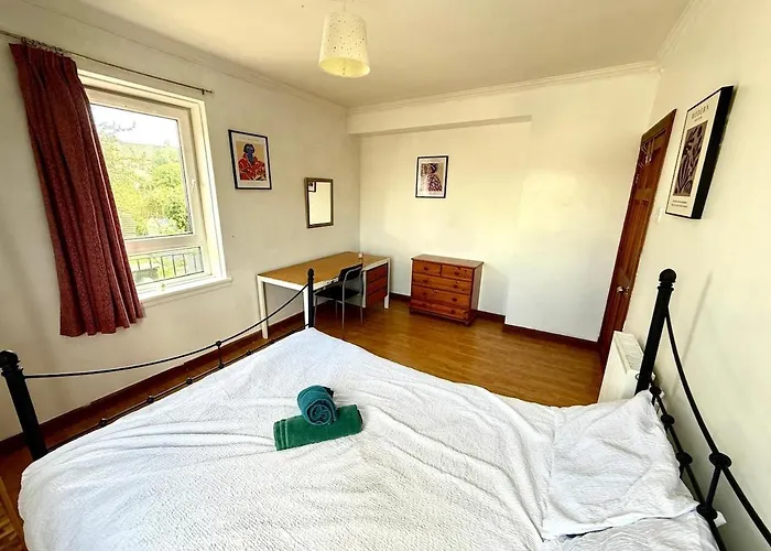 Spacious 3 Bedroom Flat * Edinburgh