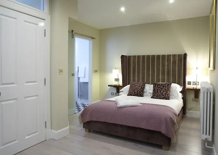 24 Royal Terrace Hotel 4*