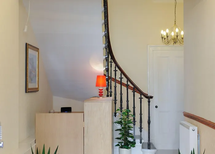 Edinburgh City Suites 4*