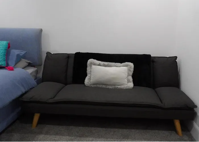 2bed Sleeps 4-near Meadows Park Parking Wifi Apartment