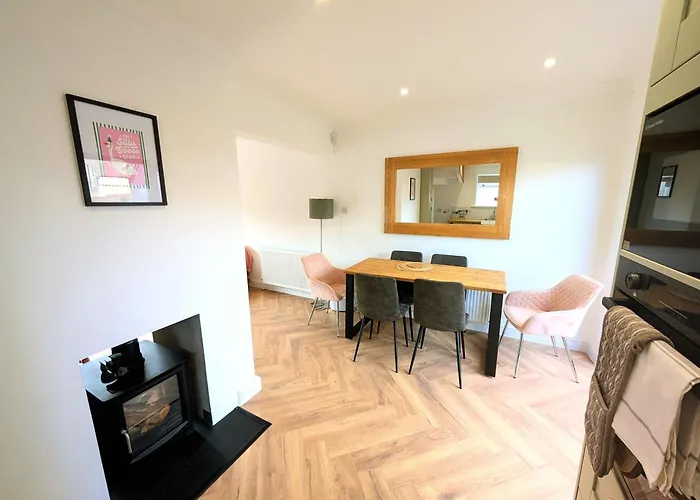 Newly Refurbished 3 Bed House With 2-sided Wood Burner And Garden In Holiday home