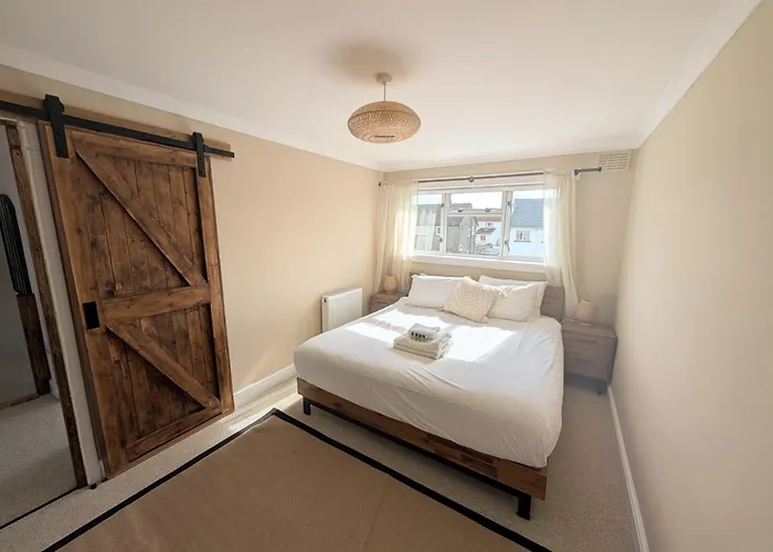 Newly Refurbished 3 Bed House With 2-sided Wood Burner And Garden In Edinburgh